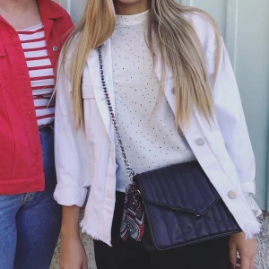 Vit jeansjacka - Vit fin jeansjacka som har slitna kanter. Supersnygg att använda i höst eller vår🧚🏻