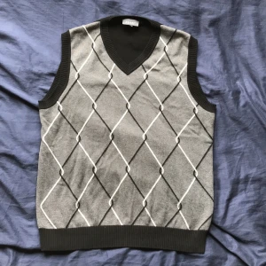 Pull-over M - Säljer min flickväns pullover. Passar M och sitter lite pösigt. Buda i kommentarna💕 köparen betalar frakt! BUD JUST NU 170kr