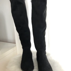 Riktigt fina mockaimitations stövlar  - En riktigt fin svart  must have mockaimitations stövel. Använda endast en gång. Mjuka å fina. Snygg till kjol eller byxa. Sitter fint på benen. Stl 37 men funkar även till en 38:a då dom är stora i storleken. Du står för frakten och swishar innan skick. Nypris 500:- jag vill ha 175:- då dom är i så fint skick. 