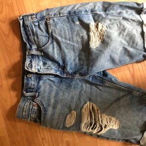 Jeansskjorts strl 30 - Upprivna jeansskjorts strl W30. Jag väger 80 kg och dem sitter rätt så tajt.