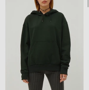 Mörkgrön Weekday Hoodie - Oversized mörkgrön Weekday hoodie! Frakt: 75kr, skriv för bättre bilder:)