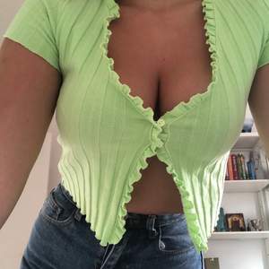 Jättecool grön tröja. Köpt av min kompis här på plick och det är även hennes bilder. Den är i super fint skick! Bud: 130 + frakt💕👍🏽