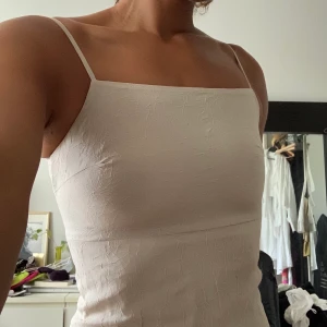 90tals klänning med struktur  - Så fin beige klänning från United Colors of Benetton ✨       Slits på ena sidan av kjoldelen. Tyvärr för tajt för mig över bysten. SÅLD🌸