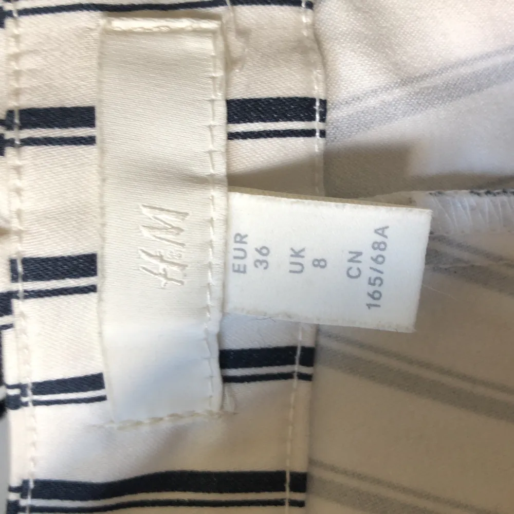 Randiga kostymbyxor ifrån H&M i strl 36. Säljs pga inte använt, använda ca 2 ggr. . Jeans & Byxor.