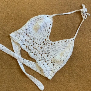 Virkad top - Virkad top köpt i Bali och knappt använd 💖 Passar XS-M. Justerbara band. 🚚 Frakt ingår i priset.