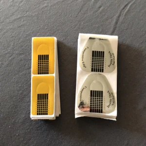 Nagelform - Två olika nagelformar, 132st av de guldiga och 73 av silvriga 20kr för båda 