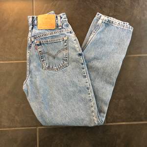Snygga högmidjade Levis-jeans i bra skick💙 säljer då de är för små för mig. Modell: Levis 550. passar en 26-27. Skriv om ni vill veta mer om passform 