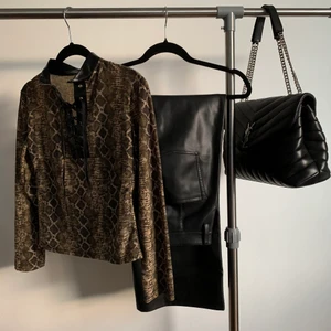 Topp  - Mönstrad topp med snörning framtill. 