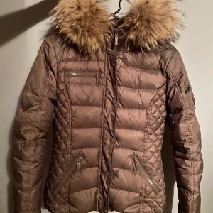 RockandBlue vinterjacka strl 38 - Säljer min vinterjacka från RockandBlue med äkta päls pga att jag inte använder den längre. Den är i väldigt bra skick, inget som helst fel på jackan. Nypris:3000. 