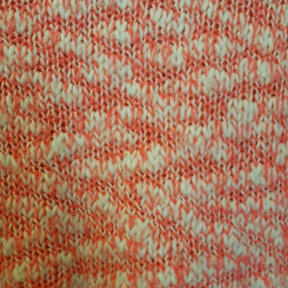 Stickad tröja i vitt och rosa - 91