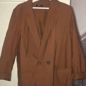  - Så snygg oversized blazer från Gina i strl 40. Riktigt snygg till en beige outfit! Passar många storlekar beroende på hur man vill att den ska sitta💕använd 1 gång. 220 kr + frakt
