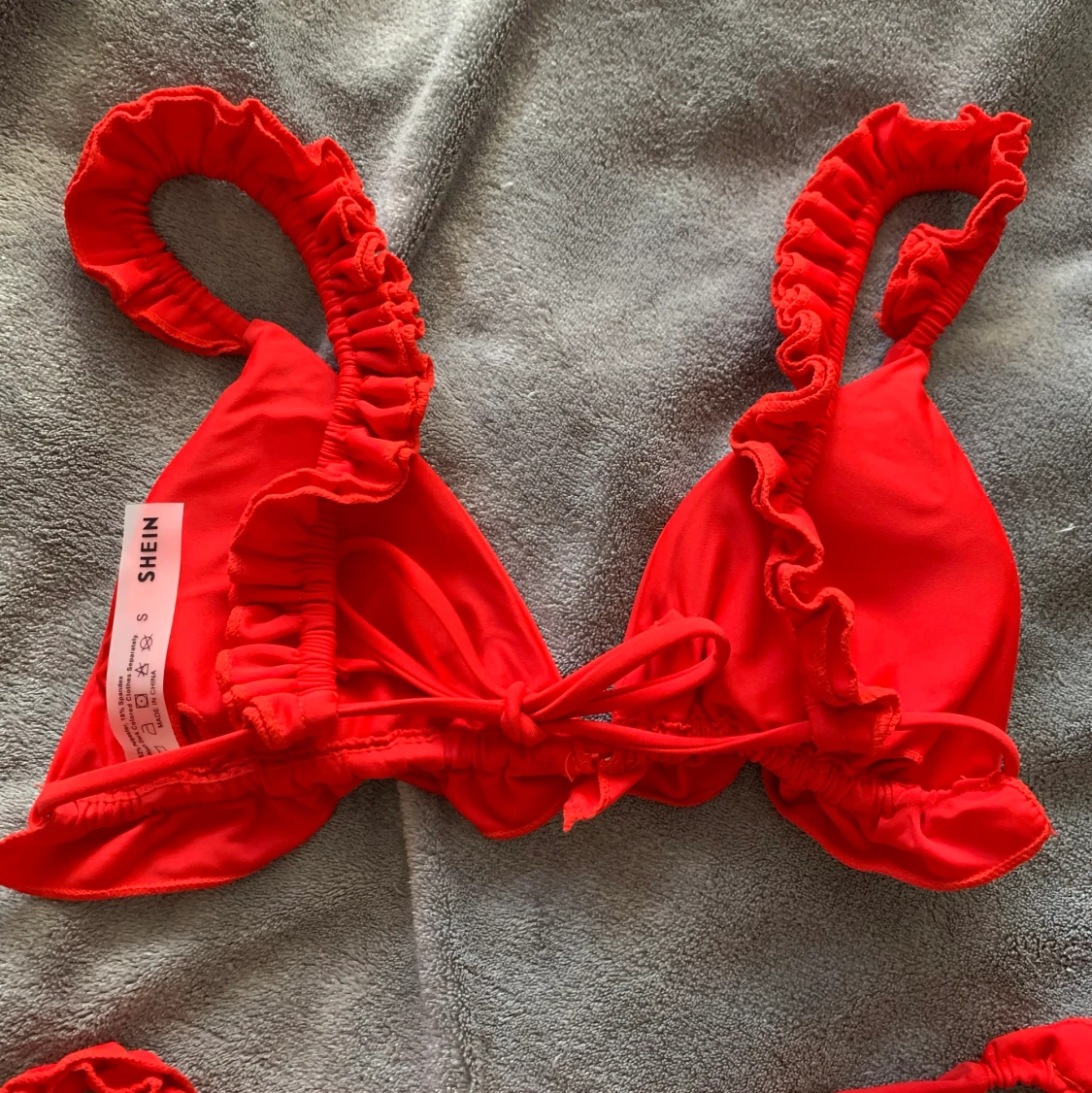 Söt röd volang-bikini  - 90