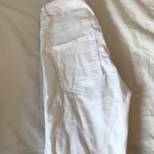 Vita Molly S  - Ett par vita Molly från ginatricot. Använda en gång o säljs pågrund av att dom är för stora  