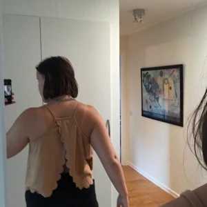 Beiget linne med öpen rygg - Linne i mocka imetering. Passar mellan s-m. Skriv för mer info!