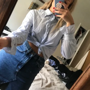 Skjorta med volanger  - Skjorta från H&M. Nästan aldrig använd. 