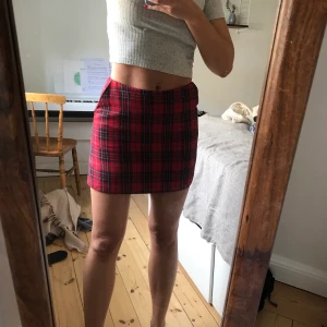 Rutig kjol från hm  - Kjol från hm. Retro. Från impuls som en avdelning hette förr i tiden, ”för kaxiga tonåringar” lol. Står att det är en S, men skulle säga att det är mer åt en XS eller 34. 