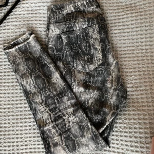 Jeans från Zara - Snakeprint-jeans med stretch. Sitter jättesnyggt! Köparen står för frakten. Priset kan diskuteras!