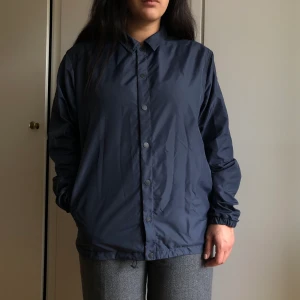 Fräsch jacka från norse projects  - Riktigt fräsch jacka från norseprojects. Nypris 1699kr. Kan tänka mig att sänka priset vid snabb affär. Köparen betalar frakt.
