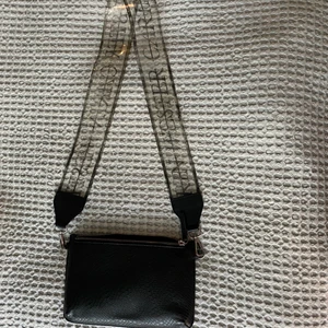 Väska från Carin Wester - Carin Wester snakeprintväska med coolt axelband. Som ny! Köparen står för frakten. Priset kan diskuteras!