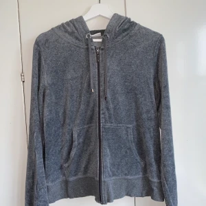Grå supermysig tröja i sammet! - Supermysig och fin tröja i sammet! Väldigt gott skick men inte riktigt lika len som nyköpt. Storlek L men skulle säga M med. Priset går att diskutera. Köparen står för frakt🥰 ERBJUDANDE: 2 ziphoodies för 170kr (kolla kontot för fler)😍