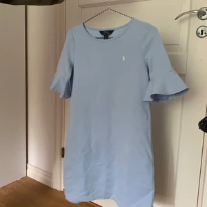 Ralph Lauren klänning - Superfin Ralph lauren klänning köpt på kridsbrandstore, endast använd en gång på skolavslutningen. I storlek 12-14 år men skulle säga att den passar en XS. Skriv för bild där jag har på klänningen