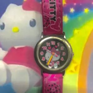 jättegullig Hello Kitty klocka! I barnstorlek så största inställningen är ca 17 cm💖 batteriet måste bytas!frakt tillkommer på 15 kr 