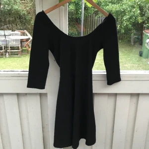 Klänning från hollister 🖤 - Svart klänning från hollister. Tight upptill för att sedan gå ut i en vidare kjol. Storlek S, öppen i ryggen med knytdetalj. 🖤 pris: 60kr + eventuell frakt 