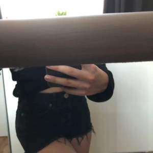 Svarta shorts - Högmidjade svarta shorts som är perfekt korta enligt mig. Sitter bra runt midjan. 
