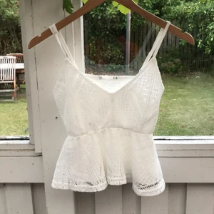 Topp i typ virkad spets ✨ - Vitt linne i virkad spets. Väldigt fint och passar till det mesta, storlek S. Köpt på lefties ✨ pris: 40kr + eventuell frakt 