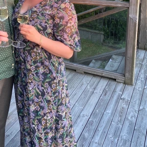 Blommig klänning strl M - Blommig klänning från mango, använd endast en gång, super skick! Innerklänning i svart ingår. Strl M. Köparen står för frakten! Vid snabb affär kan pris diskuteras.