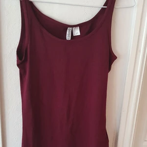 Vinrött linne - Vanligt vinrött linne från H&M. Väldigt basic och fungerar närsom ⭐ Oanvänt så i nyskick ⭐ Storlek S, väldigt stretchigt. Säljs då det inte används. Kontakta vid frågor/intresse 💜 frakt inräknad