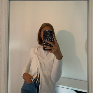 vit kofta  - Helt oanvänd vit kofta med snören fram till. Mycket bra skick, säljer på grund av att den inte kommer till användes. Skriv för mer bilder. 