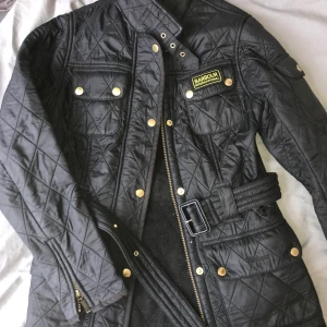 Barbourjacka - Tyvärr dags att sälja min älskade Barbour. Köpt i London 2013. Använd, men inga defekter eller slitningar. Helt perfekt nyskick på utsidan. Jag är 165cm och jag skulle säga att man borde bara 165 eller kortare för denna jackan 🌟 Köpt för 2500kr