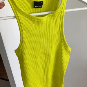 Limegrönt linne  - ”Limegrönt” linne från Gina Tricot. Färgen gör sig inte rättvisa på bilden!! Storlek S. 40kr