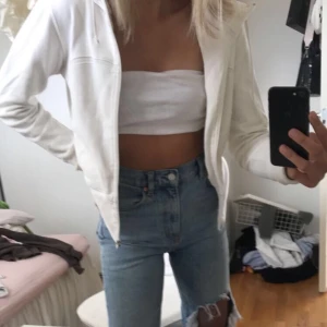 Kofta - Säljer denna fina vintage koftan från Zoul i strl M. Buda gärna i kommentarerna från 100 kr. Dock är dragkedjan sönder därför detta låga pris