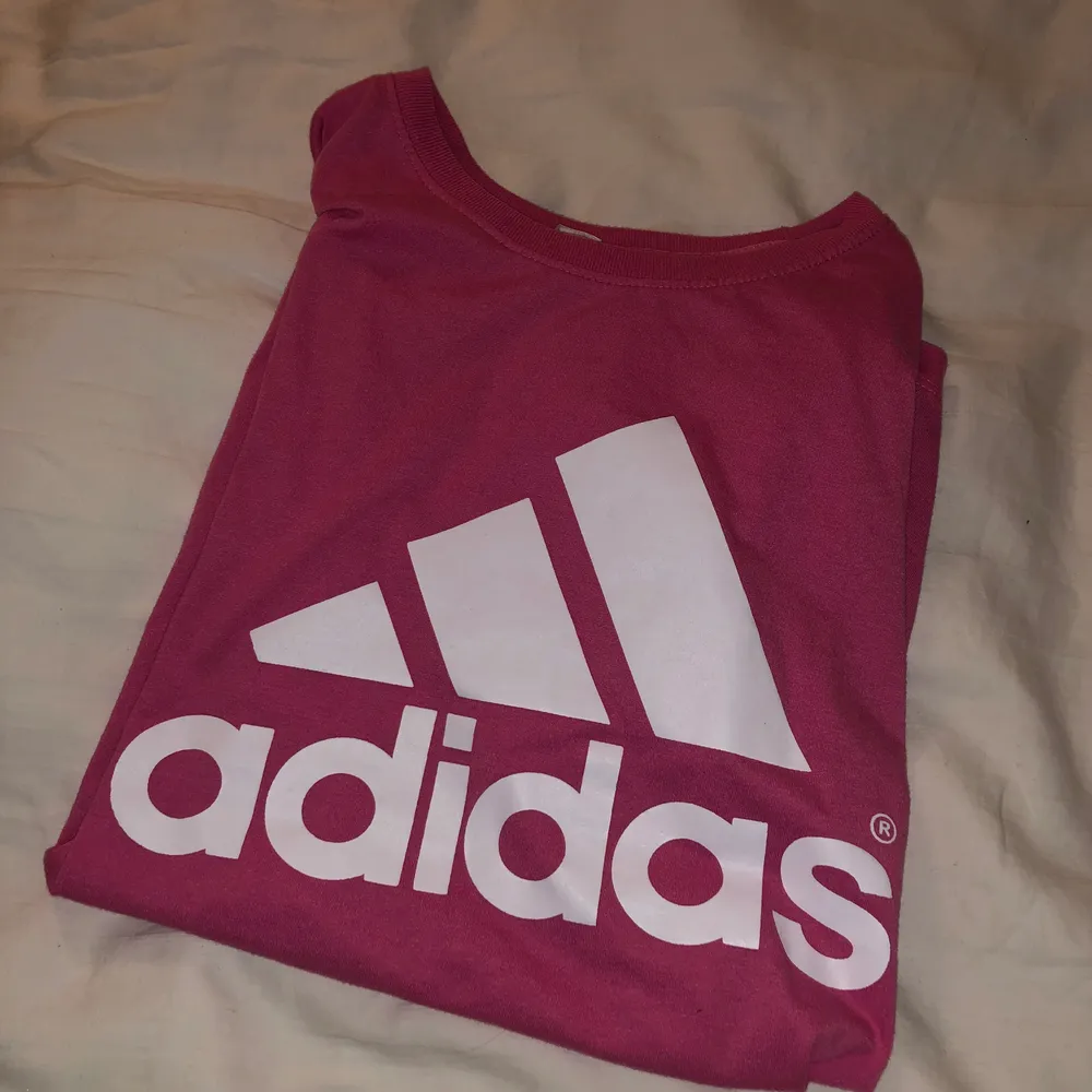 Rosa adidas tröja i storlek S, använd fåtal gånger. T-shirts.