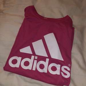 Rosa adidas tröja i storlek S, använd fåtal gånger