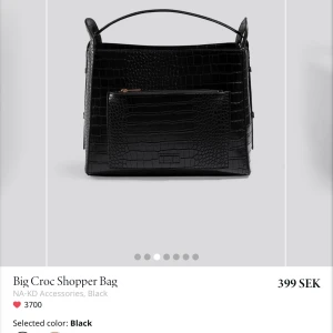 Väska - Lagom stor väska från nakd ALDRIG använd, skulle ge bort den men det vart inte så så säljer den ist. Pris kan diskuteras. 