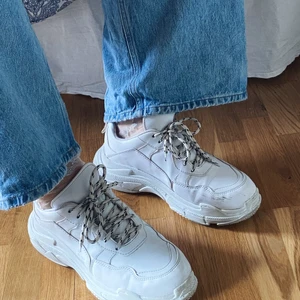  nly man chunky sneakers - Nly man chunky sneakers, vita med svartvita skosnören. Se skick på bilderna. Köparen betalar frakt. Kan mötas upp i Lund. Passar både tjejer och killar. Säljer pga för stora för mig. Pris kan diskuteras. 