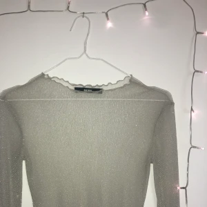 Festtopp - Skitball glittrig festtopp🌟 säljer även likadan i svart! Storlek s men passar även mig som är xs. Frakt tillkommer!