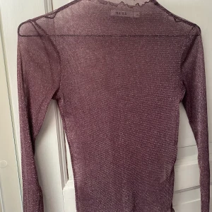 Nakd topp  - Genomskinlig lila topp från NA-KD i storlek XS