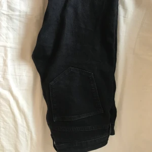 Svarta jenss - Använda. Men fina ändå och i bra skick. 