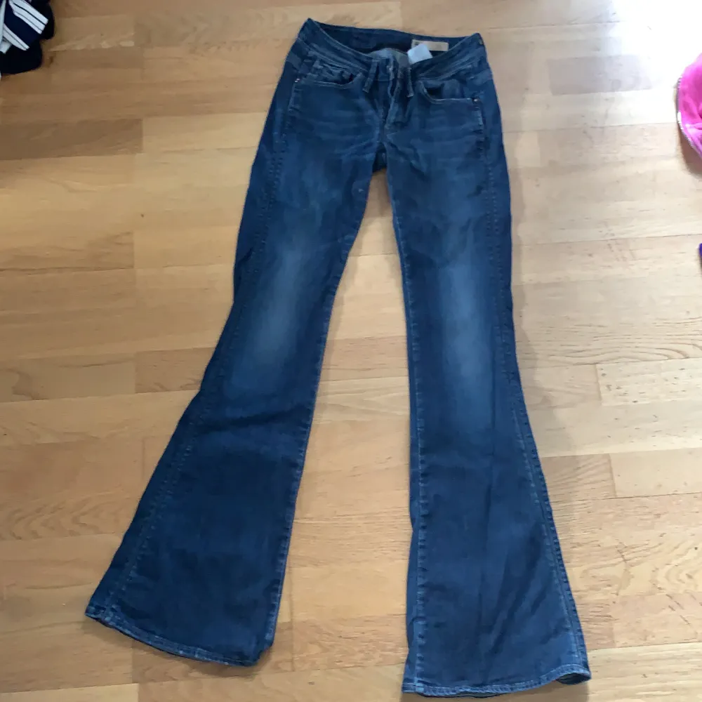 Jätte jätte snygga low waistBootcut jeans köpta secondhand har tyvärr växt ut dom . Jeans & Byxor.