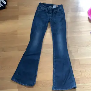 Jätte jätte snygga low waistBootcut jeans köpta secondhand har tyvärr växt ut dom 