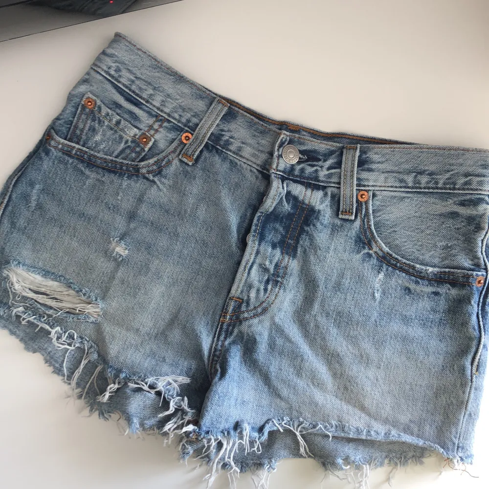 säljer mina jeans shorts från levi’s då de blivit försmå. Storlek är W25, så xs eller s!!. Shorts.