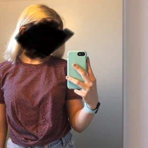 ”Snurrad” t-Shirt - Randig t-Shirt som är ”snurrad” fram, mycket fint skick,använd fåtal gånger. Storlek L, kortare modell. Möts upp eller fraktar (55kr)😊