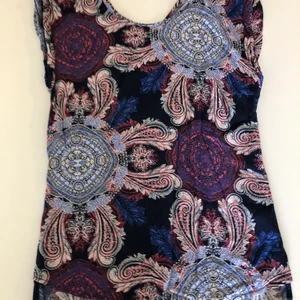 Tröja - Skitcool tröja med lite 90-tals inspirerat mönster. Använd fåtal gånger. (Frakt ingår ej i priset) 😊