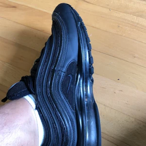 Nike air 97 - Nike air 97 storlek 43 passar 42. Originella priset är 1900 kronor och säljer dom för 800 för att har nya skor och dom har lite små skador som knappt syns. Kan mötas upp vart som helst i Stockholm nästan. Priset kan också diskuteras 