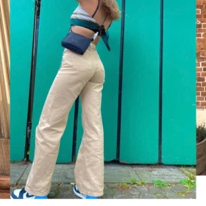 Beiga Yoko jeans 💞 - Säljer nu mina beiga Yoko jeans från monki då de är för små. Använda en gång men eftersom jag köpte fel storlek har de bara fått ligga i garderoben. Frakt tillkommer om man inte vill mötas upp i Helsingborg. 🥰💞🌱🥺