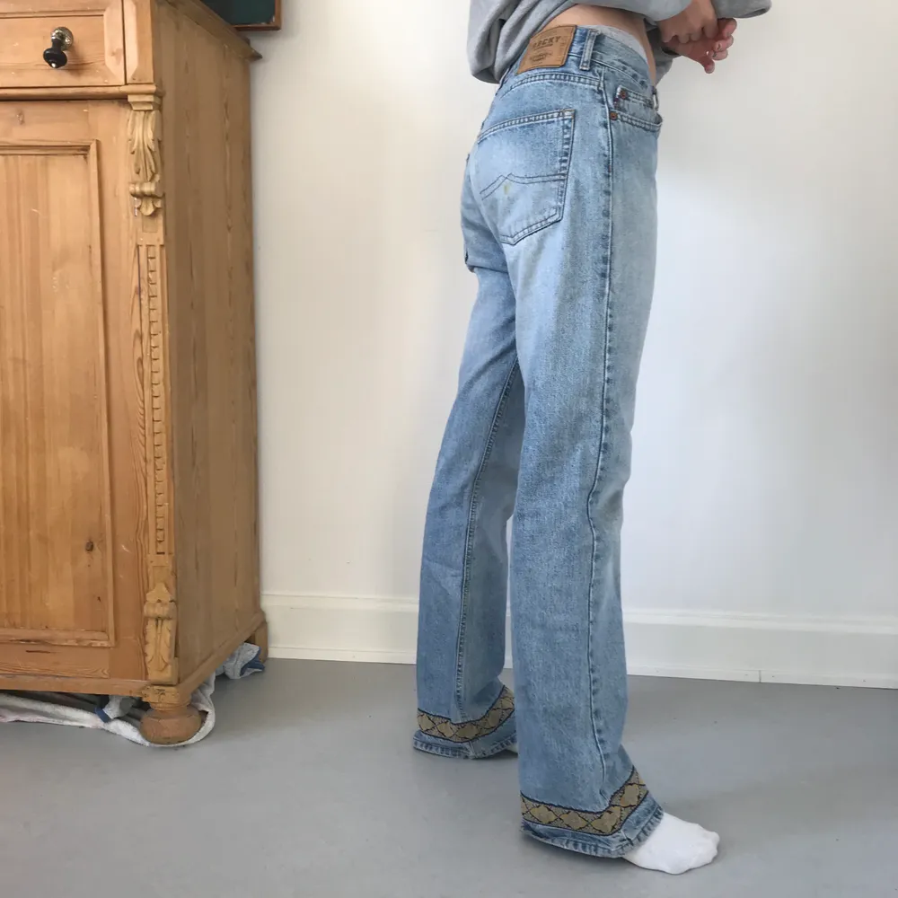 Svin snygga bootcut jeans från Rocky med en mönstrad rand längst ner, lite 70-tals vibes, modellen brukar ha ca W27 L32 i weekday jeans😁. Jeans & Byxor.